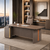 Bureau de direction moderne marron avec panneau de modestie cannelé et pieds à accent orange, grande table de PDG/directeur pour bureau de direction
