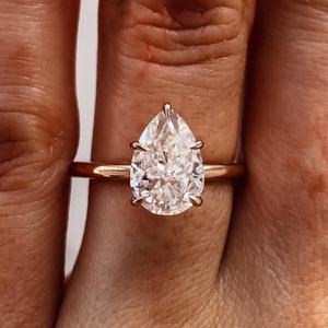 Anillos de Compromiso de Oro Blanco Sólido de 14K con Moissanita de Corte Pera de 2 Quilates y Engaste de 5 Puntas de Diseño Simple - Product Image 2