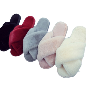 8230482 inverno casa pantofole scarpe da <span class=keywords><strong>donna</strong></span> croce morbida peluche peloso femminile Open Toe diapositive donne calde pantofole in pelliccia sintetica - Product Image 1