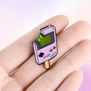 Venta al por mayor de metal goteo aceite dibujos animados mordido helado solapa pines insignia máquina de juego esmalte aleación broche para regalos - Product Image 1