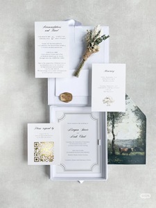 Tarjeta de invitación de boda de acrílico de lujo con diseño en lámina dorada y sello de monograma en caja rígida - Product Image 2