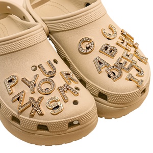 Hyb Kuaji Designers Metal Luxe Bling Op Maat Gemaakte Strass Merk Clog Schoen <span class=keywords><strong>Charms</strong></span> Goud Zilver Engelse Letter HYB907 Model - Product Image 1