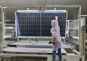 Módulo Fotovoltaico Mono de 585~605W a Precio Económico, Eficiencia del 23.2% para Estación de Energía Montada en Suelo - Product Image 3
