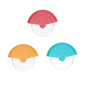Couteau à pizza en acier inoxydable écologique, outil de cuisson rond, design moderne, coloré, taille moyenne - Product Image 1