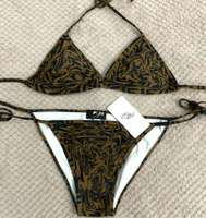 Ensemble de bikini triangle dos nu inspiré des défilés avec boucles métalliques dorées – Maillot de bain deux pièces haut de gamme pour femme – Vente en gros pour boutiques