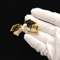 Épinglette papillon en émail doux imprimé UV, art populaire sur le thème de la remise de diplômes universitaires, pour les réalisations des étudiants universitaires, commande en gros