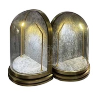 Vitrine de luxe en verre courbé en laiton vieilli avec intérieur en marbre gris, base étagée et double éclairage LED pour présentation de bijoux