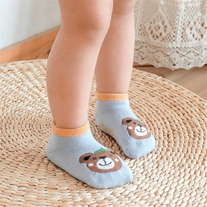Calcetines Antideslizantes para Bebés al por Mayor, Otoño Invierno, Lindos Dibujos Animados, Estampado de Letras, Suela de Goma para Niños y Niñas - Product Image 5