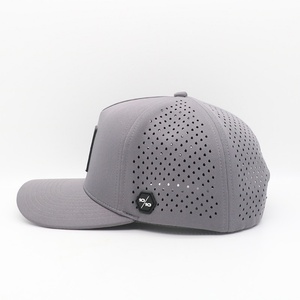 Casquette Snapback 5 Panneaux Personnalisée de Haute Qualité, Découpée au Laser, en Tissu Imperméable avec Caoutchouc Personnalisé et Design Imprimé Perforé Tendance - Product Image 3