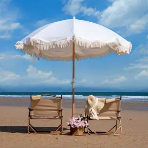 Kustom tiang kayu portabel Boho pantai payung mewah rumbai Payung pantai dengan rumbai