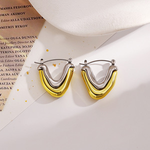 Pendientes de aro de acero inoxidable con forma geométrica de V, chapados en oro de 18k, diseño moderno, joyería de moda para mujeres y niñas. - Product Image 4