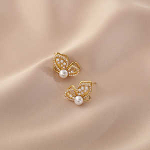 Boucles d'oreilles clous WENCHI 1593 en perles naturelles papillon, au design élégant pour femme - Product Image 2