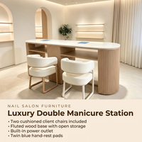 Table de manucure double poste de luxe avec plateau blanc, base en lattes de bois, 2 chaises crème dorées et étagères de rangement pour salon de manucure