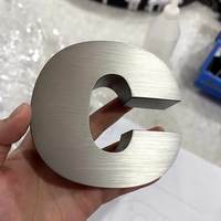 Lettres d'alphabet en métal plaqué or sur mesure OEM en acier inoxydable non rétroéclairées pour enseigne murale intérieure de club de luxe ou SPA