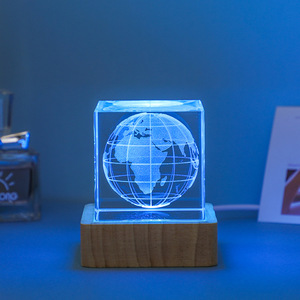 Regalo Creativo Moderno Cubo LED in Vetro Quadrato con Base Colorata per Soggiorno, Ufficio, Scrivania, Ornamento da Tavolo - Product Image 1