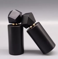 Flacon de parfum rechargeable noir mat de 150ml avec logo en or personnalisé Flacon pulvérisateur noir cylindrique de 1.69oz avec bouchon unique