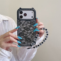 Coque de téléphone antichoc ornée de diamants et de dentelle, avec nœud en strass et chaîne oreilles de chat pour iPhone 17/16 Pro Max/15 Plus/14 Pro