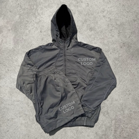 Ensemble de survêtement 2 pièces en nylon avec logo personnalisé OEM pour homme, style streetwear Y2K, avec bandes réfléchissantes, veste coupe-vent zippée et short