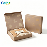Boîte magnétique style livre en carton gris taupe, collection cachemire, logo gaufré or, emballage pour vêtements, commande en gros