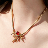 Boucles d'oreilles et collier en acier inoxydable plaqué or PVD 18 carats, style tendance vacances, avec pendentif corail en résine rouge