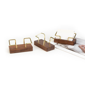 Hongjie - Portatarjetas de visita de madera de nogal y latón, organizador de escritorio moderno y sencillo para uso en la oficina y el hogar - Product Image 1