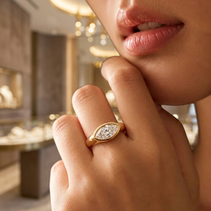 Anillo de Compromiso Unisex con Moissanita Marquise, Chapado en Oro, Engaste de Garras, Estilo Geométrico Hiphop - Product Image 3