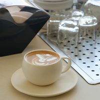 Lot de tasses et soucoupes à café en céramique avec finition crème mate, poignée standard et emballage personnalisé pour cafés et restaurants