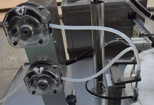 Machine de remplissage et de capsulage de réactif de flacon de tube sanguin de gouttes pour les yeux de petite bouteille de 10ml Machine d'étiquetage de ligne de remplissage d'huile essentielle - Product Image 4