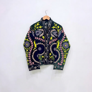 Chaqueta acolchada de terciopelo verde oscuro, bordada a mano con hilo floral Suzani, de primera calidad, para mujer, con abertura frontal y manga larga. - Product Image 1