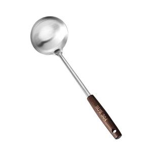 Cuchara de acero inoxidable con mango de madera SUS 304 para cocinar y servir en la cocina - Product Image 1