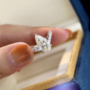 Anello di Fidanzamento Q607 per Donna in Oro Bianco con Diamante Taglio Pera Naturale Colore D e Diamanti Laterali - Product Image 2