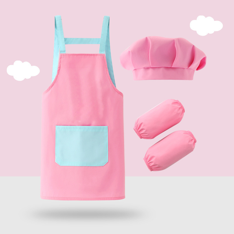 Ensemble trois pièces pour enfant : veste, pantalon et chapeau rose et bleu.