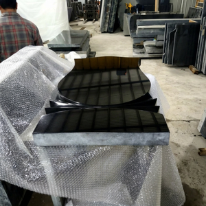 Monumentos, lápidas y recuerdos de granito negro pulido moderno, en losas gruesas - Product Image 1