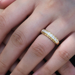 Anello con Barra di Cristallo Geometrica a Fila Singola per Donne, Tono Dorato, Accessorio Minimalista per Uso Quotidiano - Product Image 4