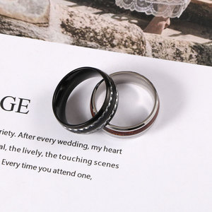 Anillo de Acero de Titanio Pulido con Incrustaciones de Fibra de Carbono y Madera de Acacia, Diseño Geométrico, Anillo de Boda Unisex SA1226-27 - Product Image 2