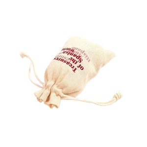 Sacs fourre-tout en coton mousseline recyclables avec cordon de serrage, lettres anglaises, tailles personnalisables, option logo personnalisé - Frais et élégant - Product Image 4