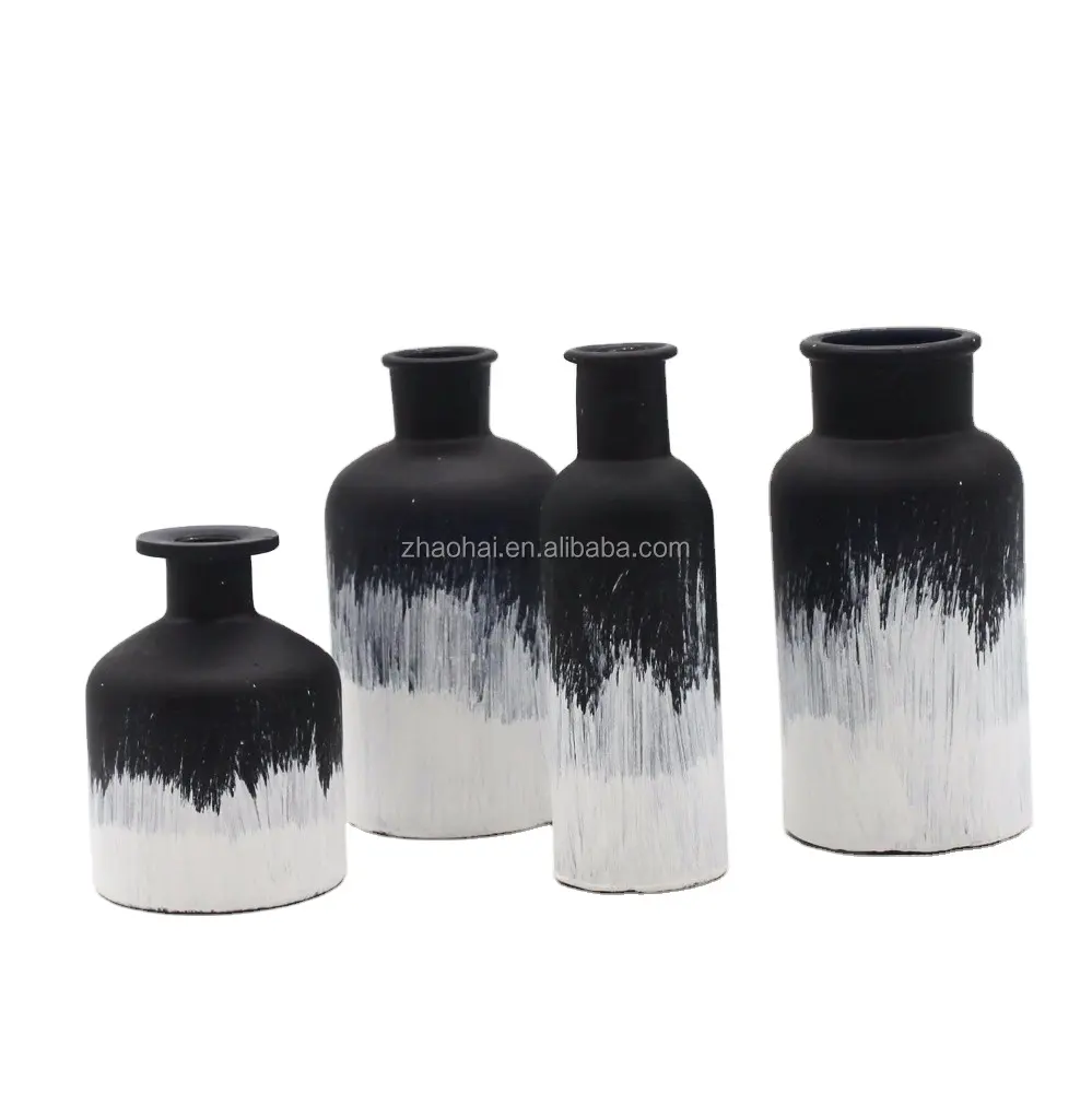 Botella de vidrio negro esmerilado, con pintura blanca cepillada
