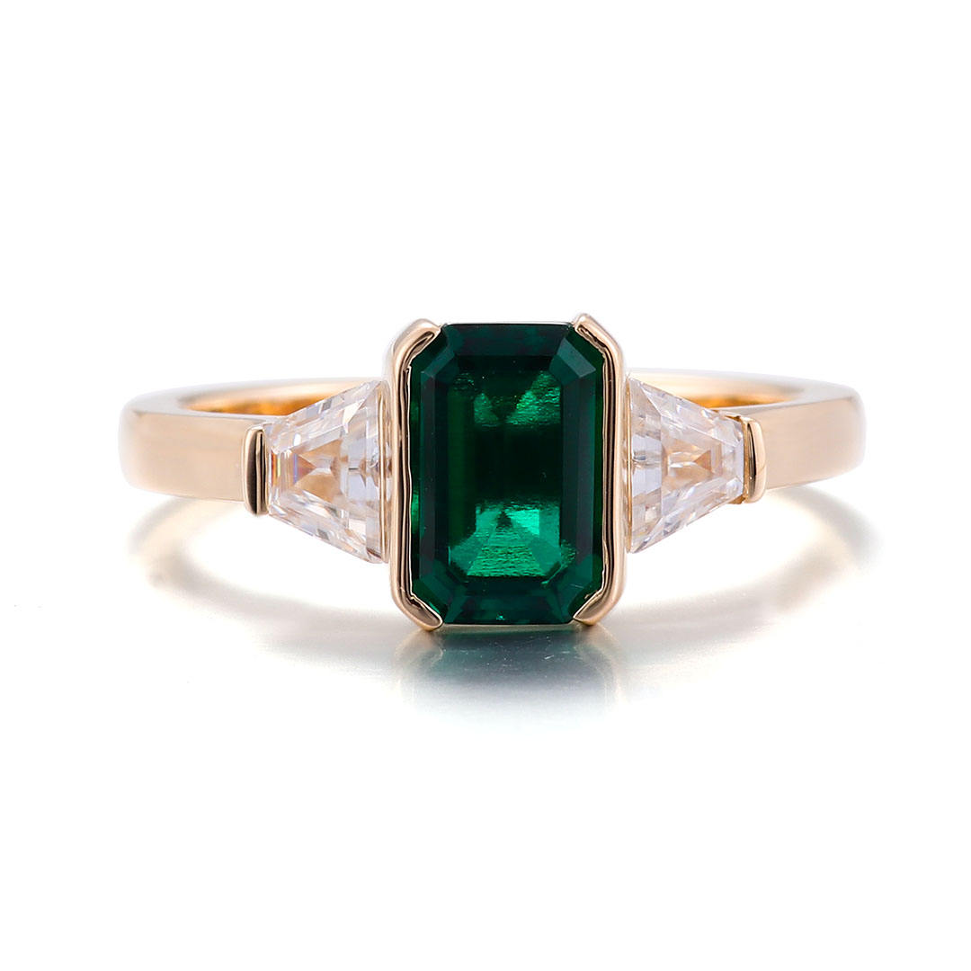 Bague en or massif 14 carats avec pierre de laboratoire.