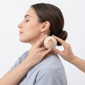 Bola de masaje Chia Jeng de madera ecológica para aliviar el dolor de cuello y hombros - Product Image 1