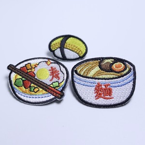 Parches pequeños bordados personalizados con broches de seguridad, broches bordados al por mayor para ropa y bolsos - Product Image 1