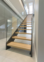 Escalier moderne intérieur durable en monobloc avec garde-corps en verre et construction acier-bois