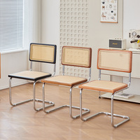 Chaises de salle à manger en métal minimalistes et solides avec dossier en rotin, style nordique rétro, durables, pour appartements et salons (vente en gros)