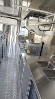 Remorque de restauration rapide BBQ, camion de vente ambulante, cuisine mobile, chariot remorquable à 4 roues en acier inoxydable pour burgers, pizzas, hot-dogs et snacks