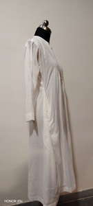 Robe d'été en lin blanc à col en V avec boutons jaunes, anti-plis, coupe ample, manches longues, longueur genou, style décontracté - Product Image 3