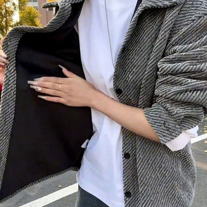 <span class=keywords><strong>Giacca</strong></span> <span class=keywords><strong>Camicia</strong></span> Texturizzata con Bottoni in Grigio, Nero e Bianco per Streetwear, Stile Cleanfit e Old Money - Product Image 4