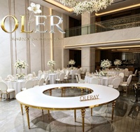 Table de salle à manger ronde creuse Oler Premium Full Moon avec support en métal doré et plateau blanc – Mobilier pour mariages, hôtels, banquets et événements