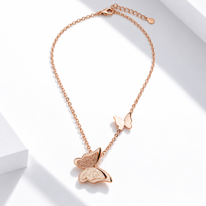 Collier double papillon en acier inoxydable plaqué or rose sous vide, pendentif texturé et lisse, chaîne réglable - Product Image 1