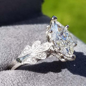 Bague de fiançailles pour femme Q491 en or blanc avec diamant taille marquise, couleur D naturelle, diamants latéraux - Product Image 2