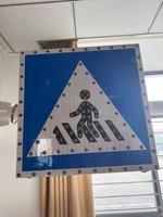 Panneau de signalisation routière professionnel à LED solaire pour autoroutes et chantiers de construction
