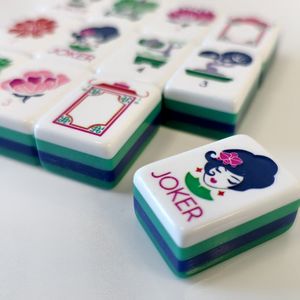 Juego de Mahjong Americano de Lujo de 4 Capas en Verde Oscuro con Fichas Acrílicas para Noches de Juego Modernas Oh My God - Product Image 1